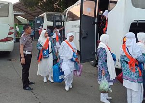 Tempuh Perjalanan 12 Jam, JCH Mamasa Istirahat di Mesjid Raya Maros