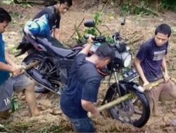 Longsor Menutup Jalan, Warga Angkat Kendaraan